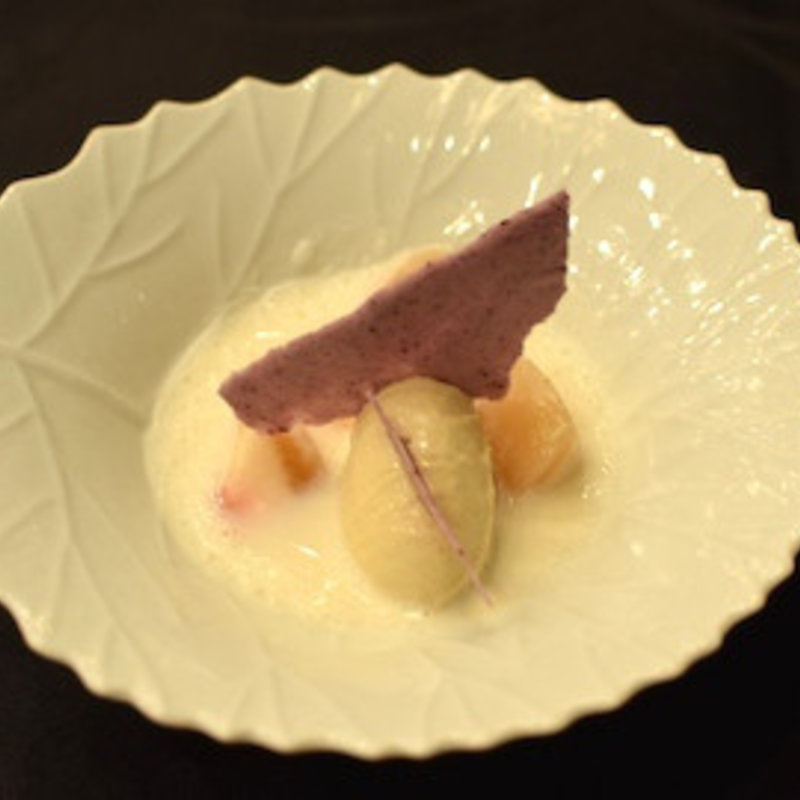 白桃とフロマージュブランのスープ　黒無花果のグラス　ハイビスカスのチュイル(ルヴェソンヴェール橄欖)