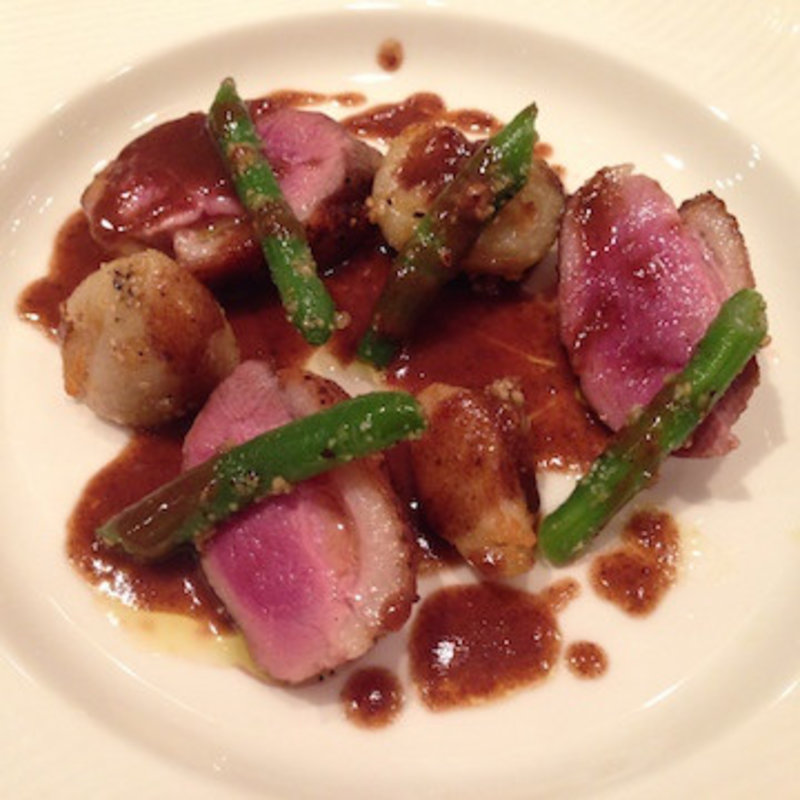 シャラン産鴨の胸肉のロースト　オリーブドニースソース(ハシモト)