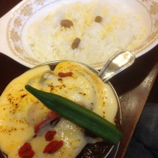 ビーフタンカレー＋季節の野菜、チーズ(トマト)