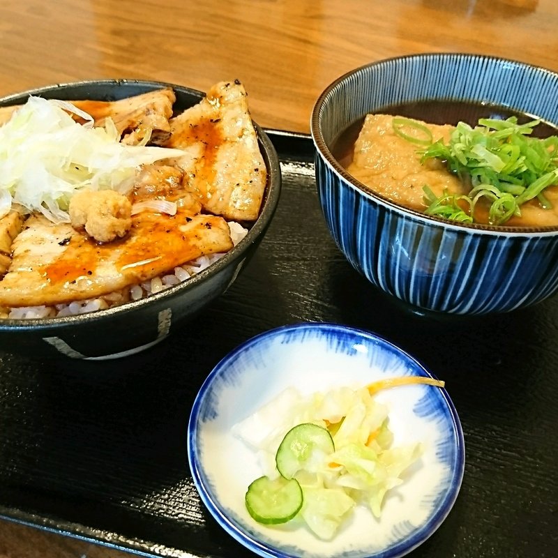 豚丼とミニきつねそば(くまうし )