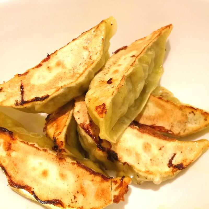 モッツァレラチーズとバジルの餃子(ドゥエ イタリアン 青葉台店)