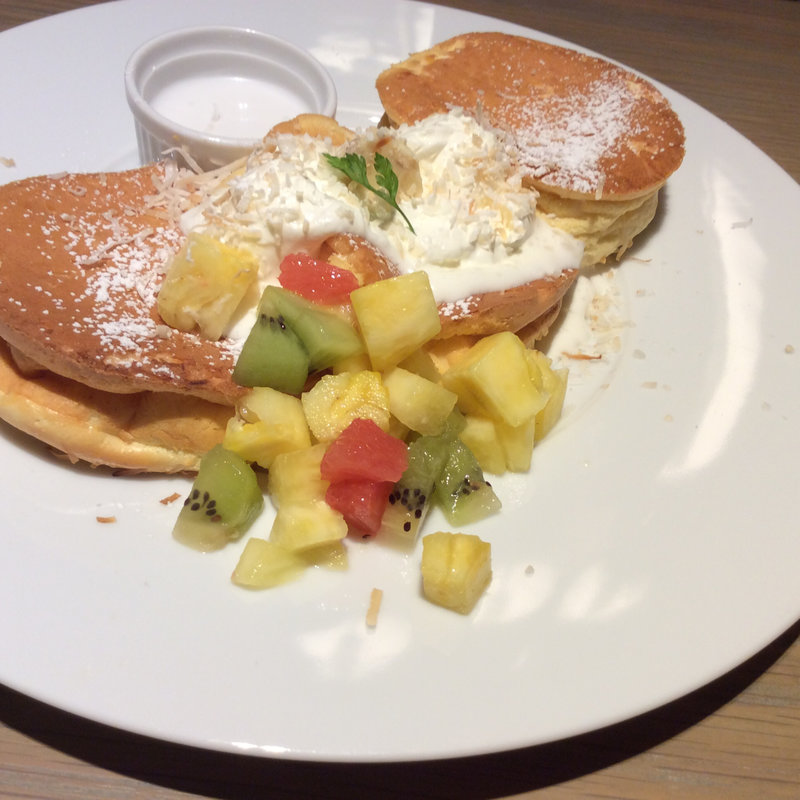 トロピカルフルーツとココナッツミルクソースのパンケーキ(期間限定)(SUNNY PANCAKE （サニーパンケーキ）)