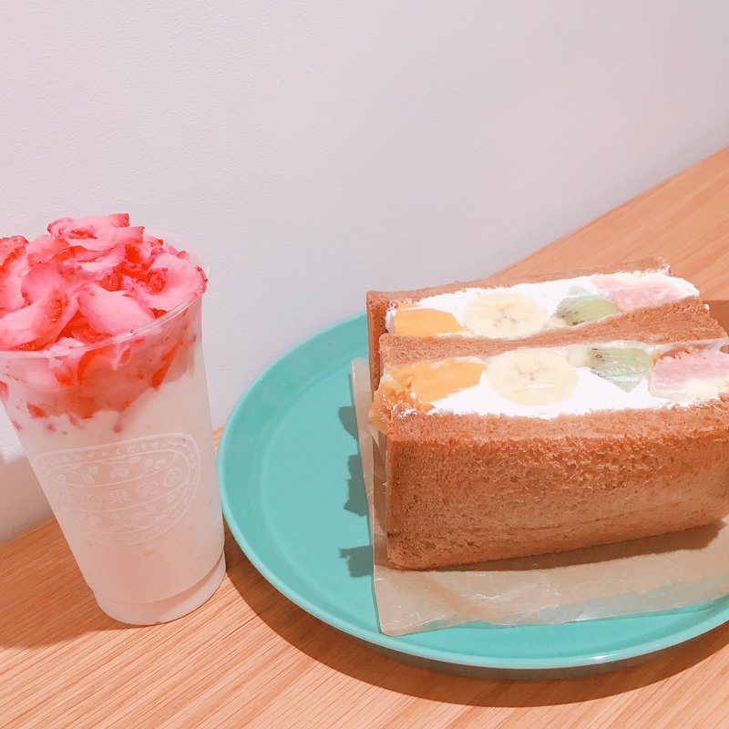 旬のフルーツサンド&いちごとバナナの果実氷(堀内果樹園)