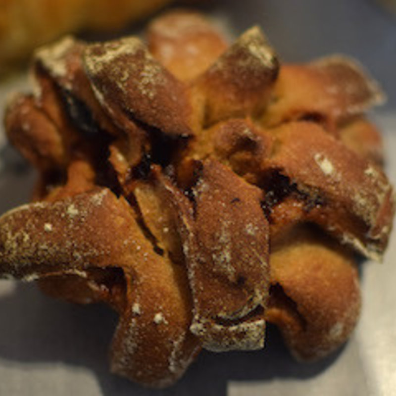 味噌を練り込んだドライフルーツの赤ワイン煮パン(ゴントラン・シェリエ （GONTRAN CHERRIER TOKYO）)