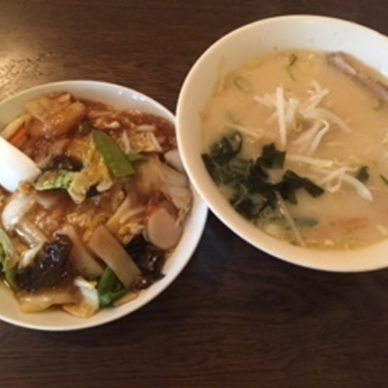 「豚骨ラーメン」と「中華飯」のセット(中国料理西安飯荘 )