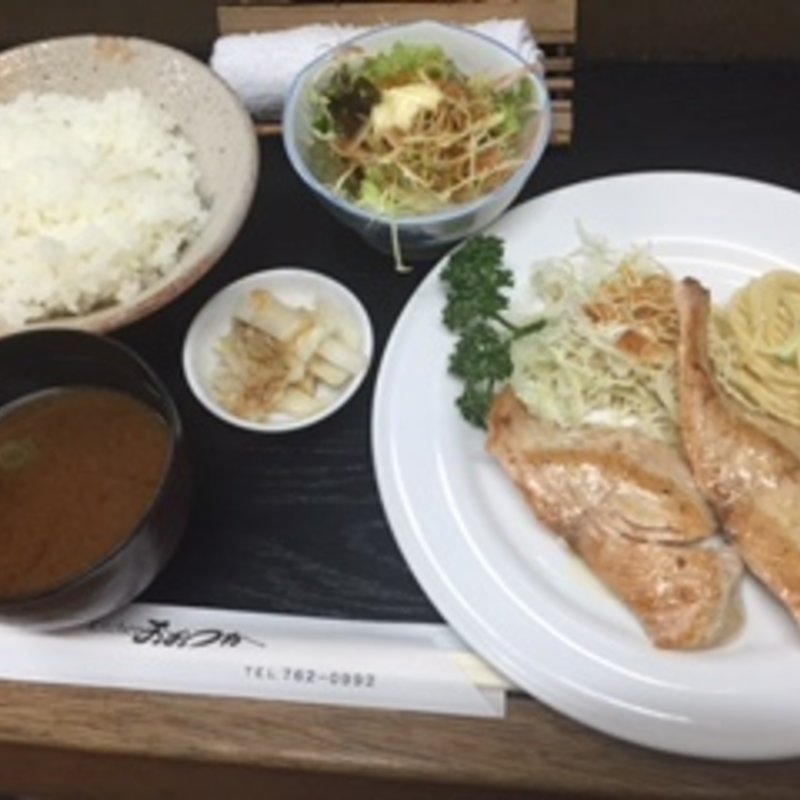 組み合わせサービスランチ「鮭のバター焼き」と「野菜サラダ」(キッチンおおつか)