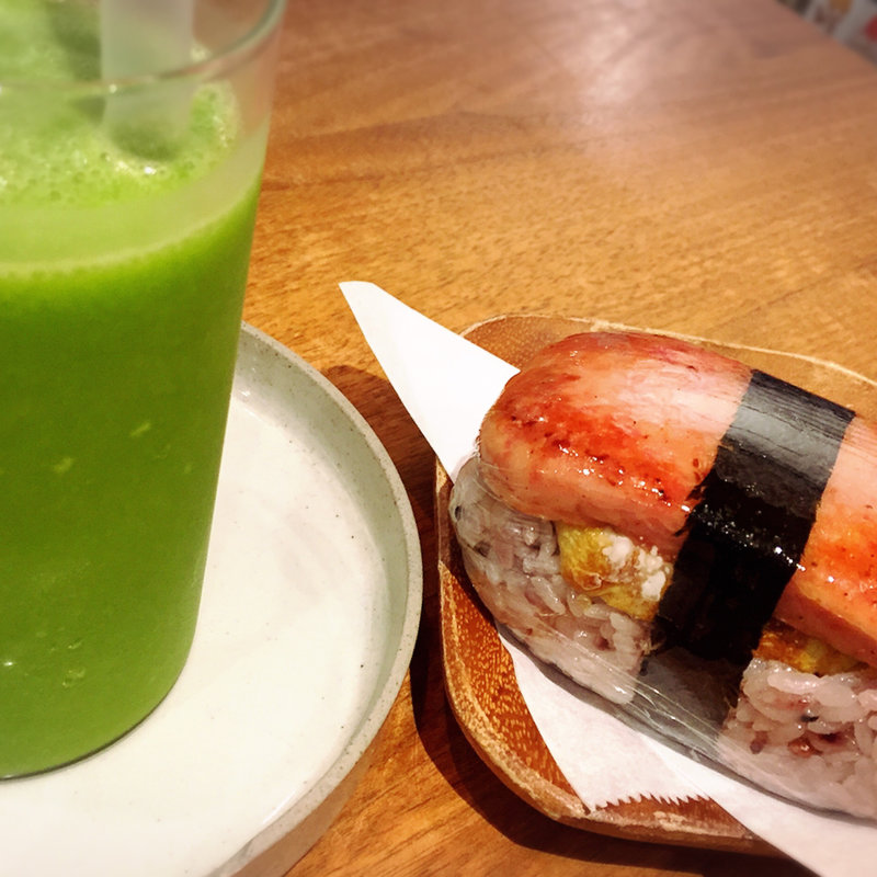 グリーンスムージーとスパムおにぎり(CAMERA)