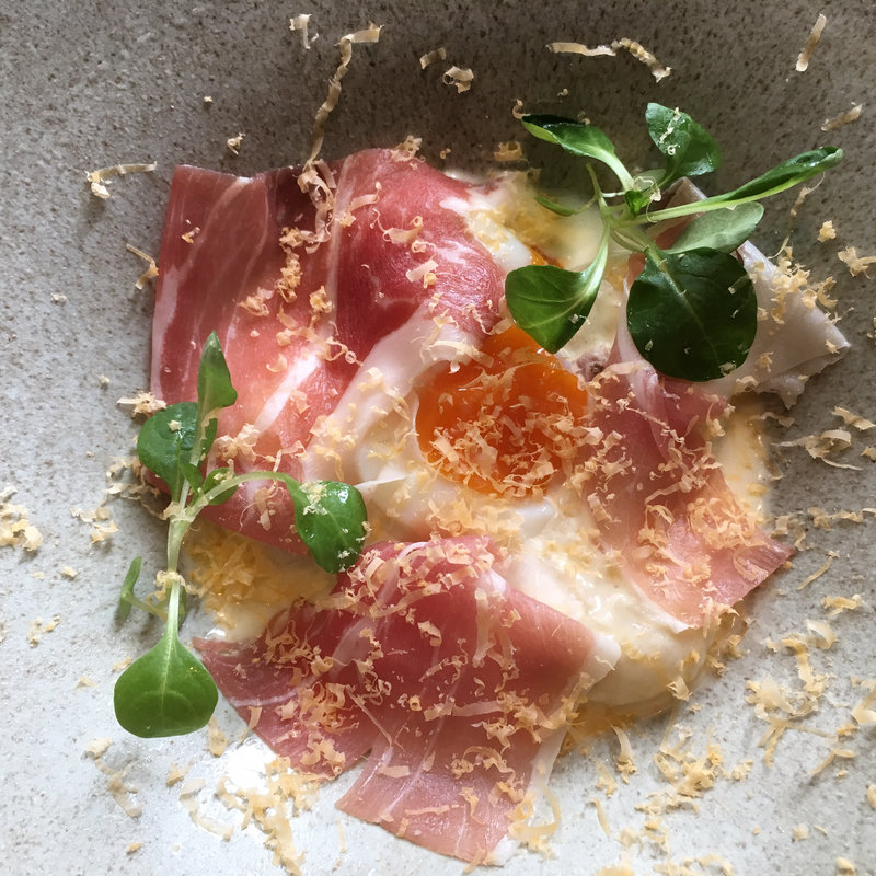 冷製ニョッキのカルボナーラ 生ハムと温泉卵添え(レストラン・ピウ)