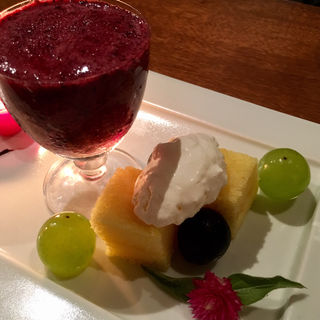 ブルーベリーのジェラートと手作りカステラ(コノ花まひろ )