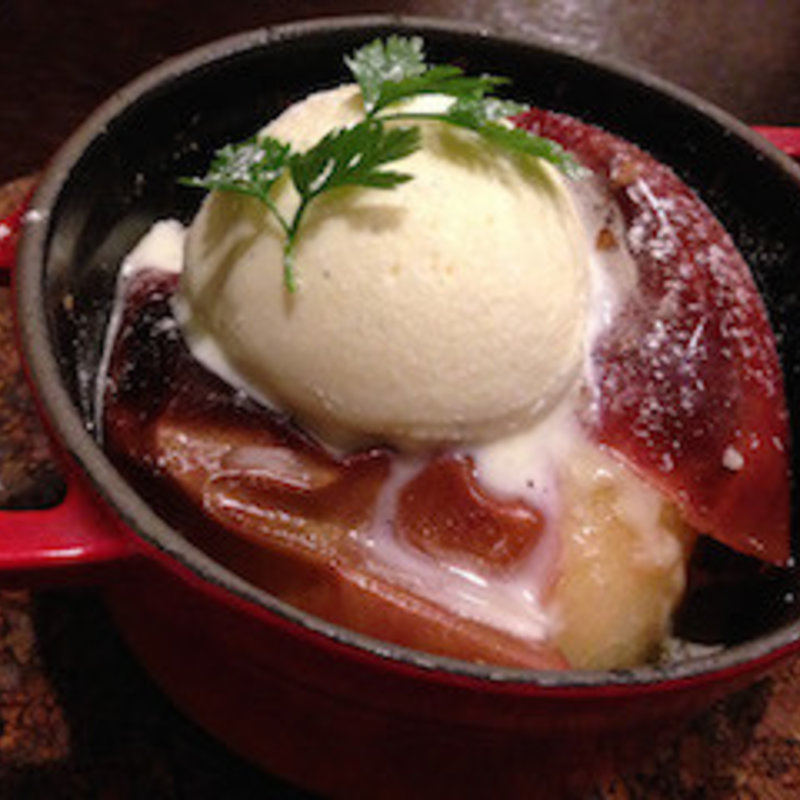 丸ごとリンゴのアイス添え(ワインビストロ アンフォラ 千駄ヶ谷)