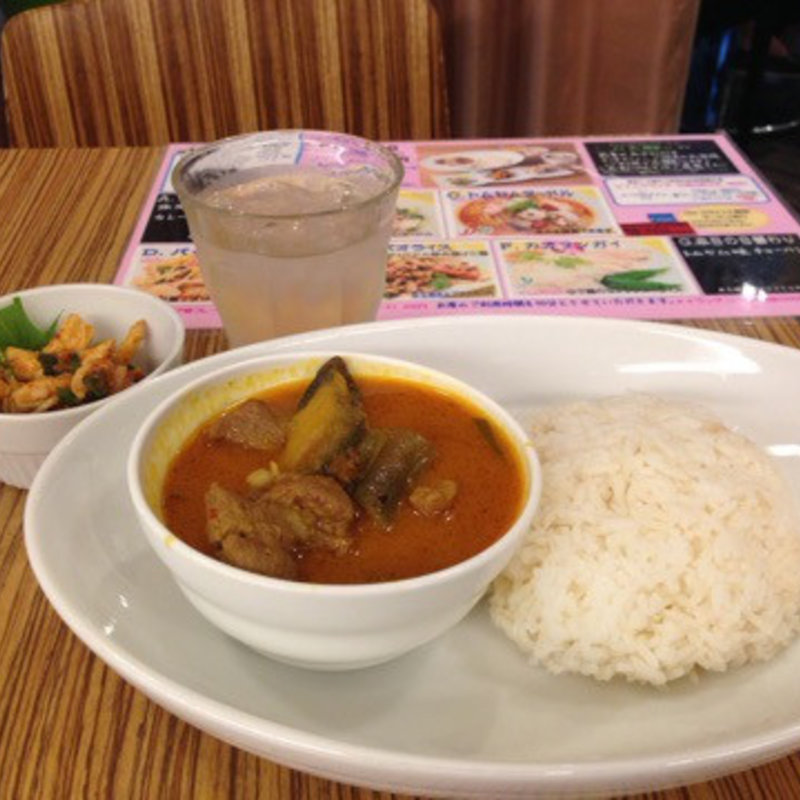 日替わりカレーの豚肉とナスのレッドカレー(シミラン)