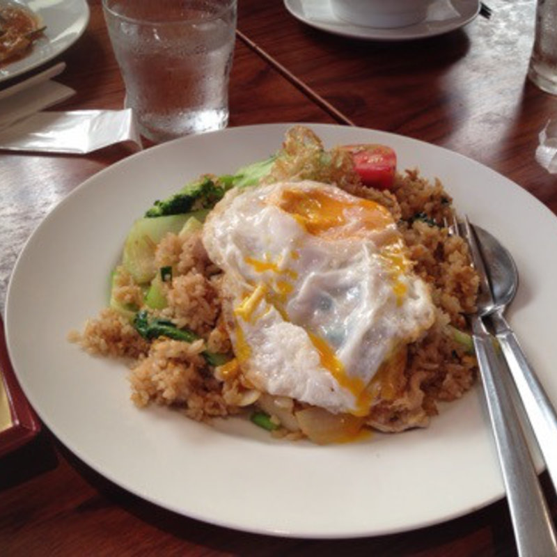 カーオ　パット　ムー　カナー
（カイラン葉と豚肉入り目玉焼きのせ炒飯）(バンコクオーキッド )
