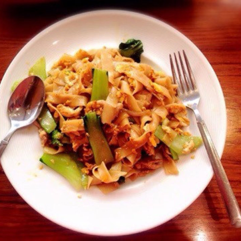 クイッティオ　パット　シーユー　ムー
（豚肉とカイラン葉の入った、焼ききし麺）(バンコクオーキッド )