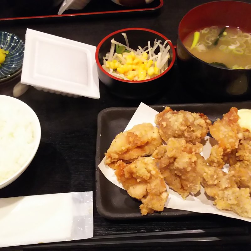 若鶏の唐揚げ定食(川崎のひもの屋)