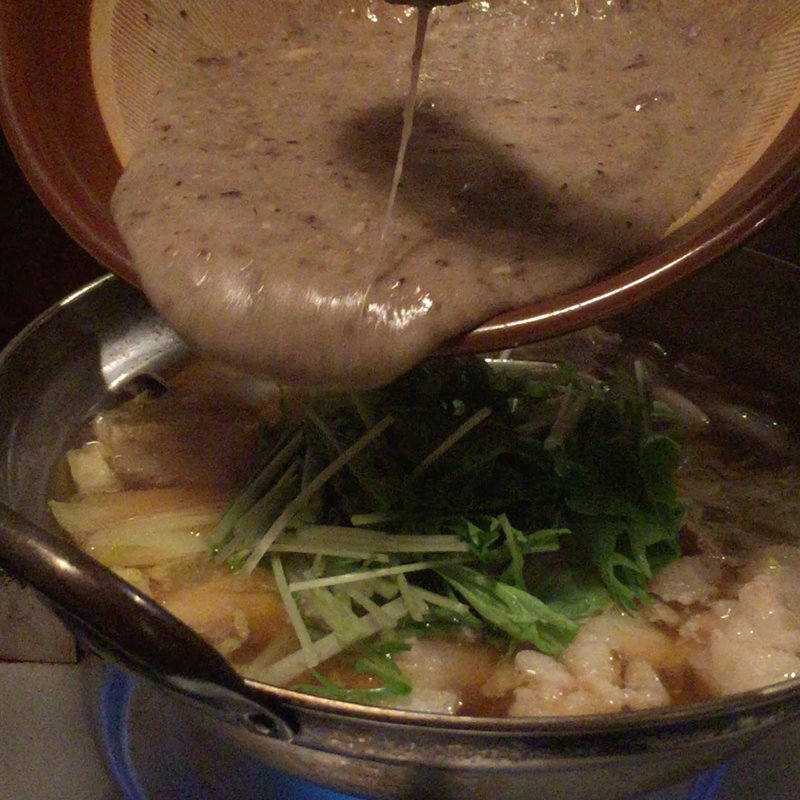 和牛のプリプリホルモンとろろ鍋(裏神田 自然生村)