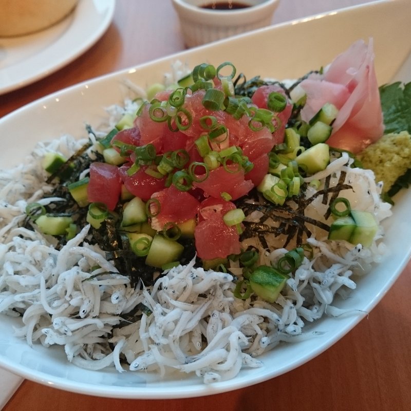 三崎マグロとしらすのCORE風2色Don(カフェ＆マーケットCORE)