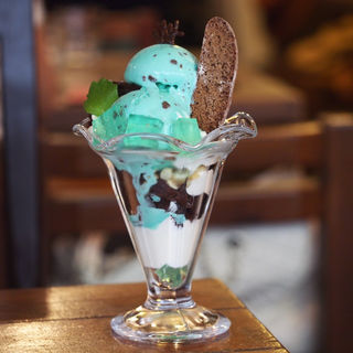 チョコミントパフェ&チョコミントココア(カフェイチマルマルイチ （Cafe1001）)
