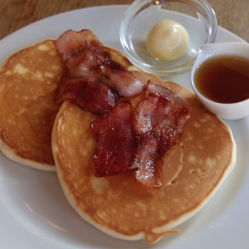 山本ゆりこさんのパンケーキ(ベーコン/メープルシロップ/ホイップバター)(CAFE POTTERS)