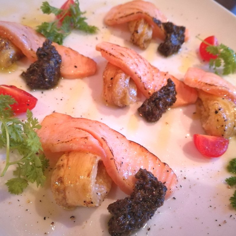 炙りサーモンと焼きナスのタプナードソース(ピッツェリア·マルターノ)