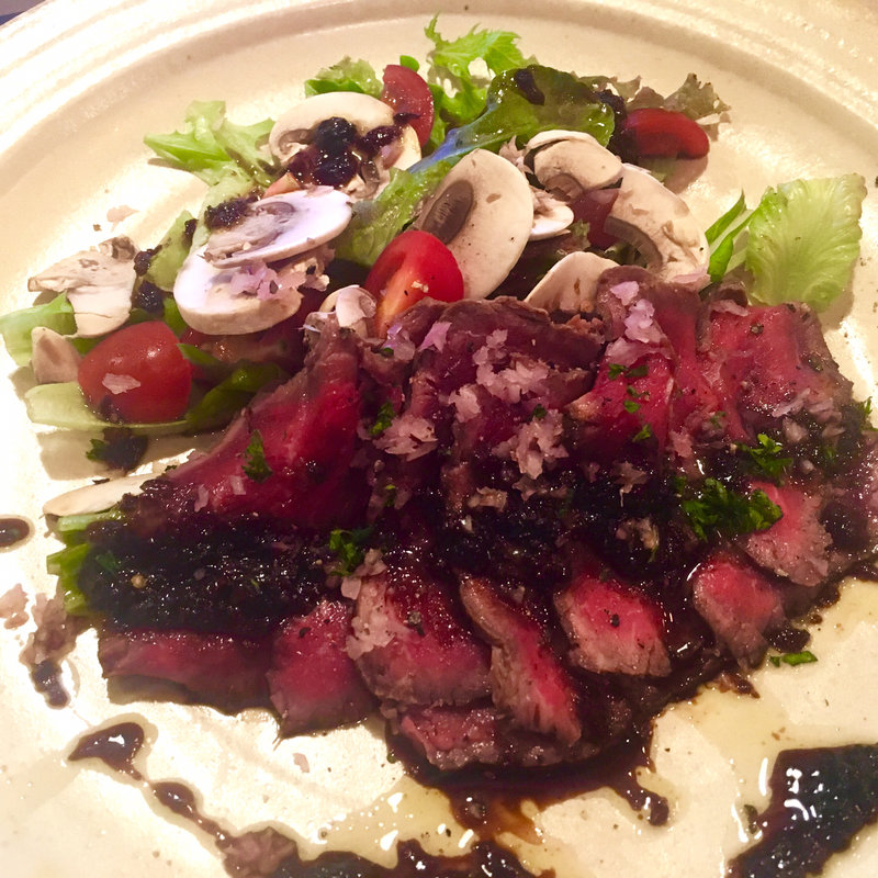 和牛もも肉のタタキ バルサミコ醤油風味(スーパーフード カフェ&バー KEATS （SUPERFOOD CAFE&BARKEATS）)