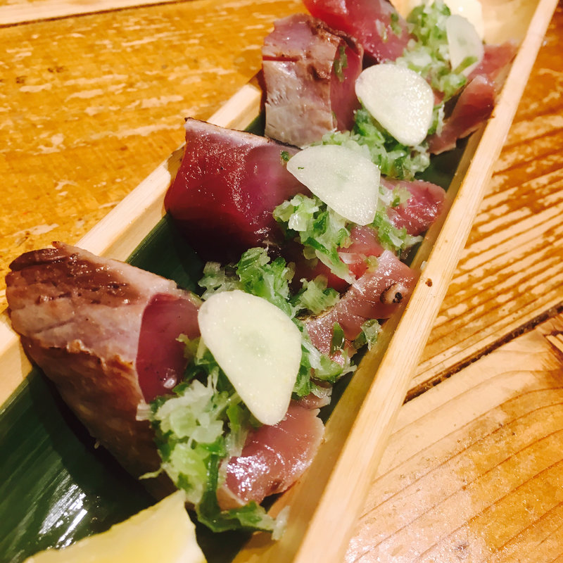 カツオの刺し盛り(四十八漁場 エキニア横浜店)