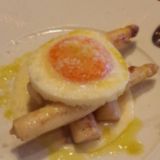 イタリアパッサーノ産ホワイトアスパラガスのソテーほろほろ鳥の卵とパルミジャーノチーズのフォンデュータソース(オステリア バッコ （Osteria BACCO）)