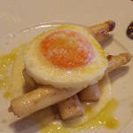 イタリアパッサーノ産ホワイトアスパラガスのソテーほろほろ鳥の卵とパルミジャーノチーズのフォンデュータソース