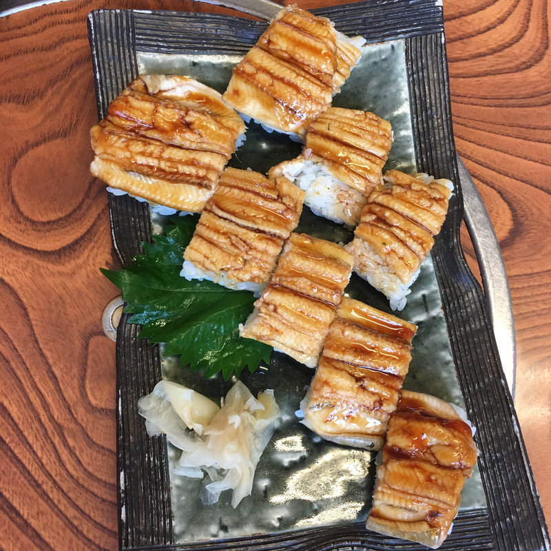 蒸し穴の棒鮨(源平)