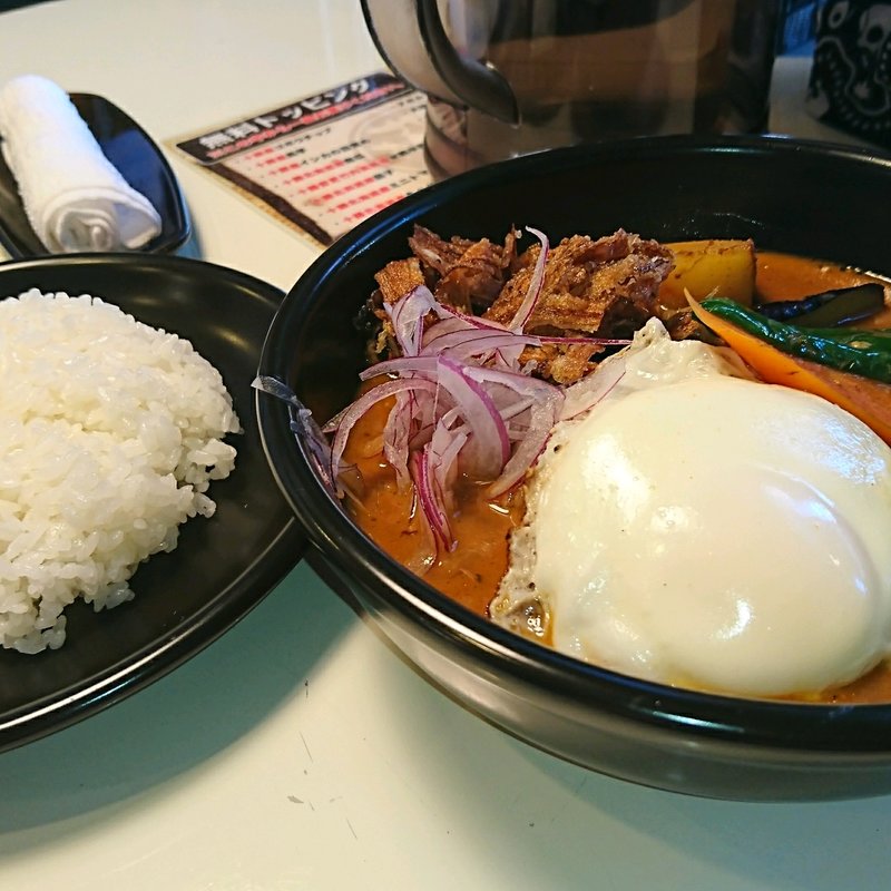 豊西牛100%竹内養鶏場米艶目玉焼き乗せハンバーグカリー( おくしばぁ〜ぐ『奥芝商店帯広西店』)