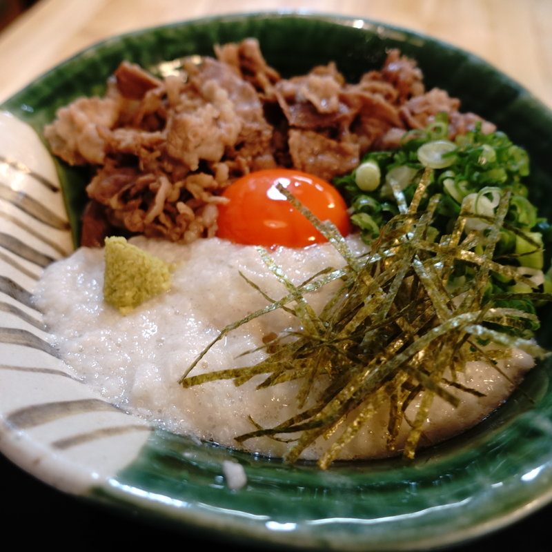 牛すき肉山かけ醤油うどん(三ツ島真打)