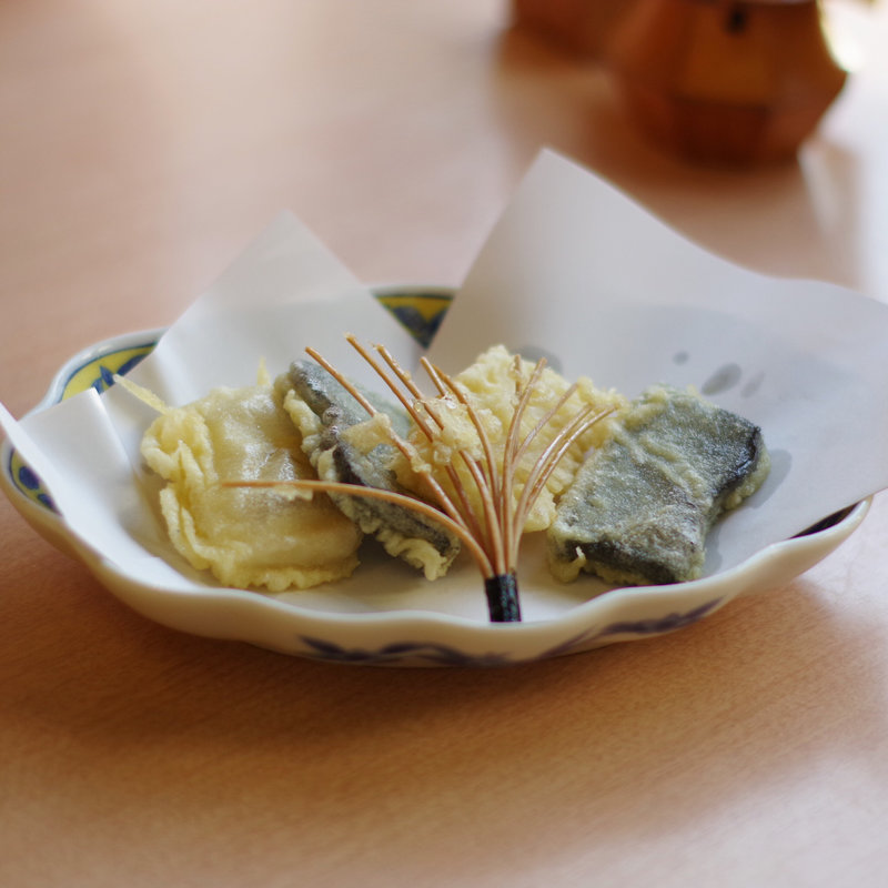 ごま豆腐の天婦羅(つづらそば )