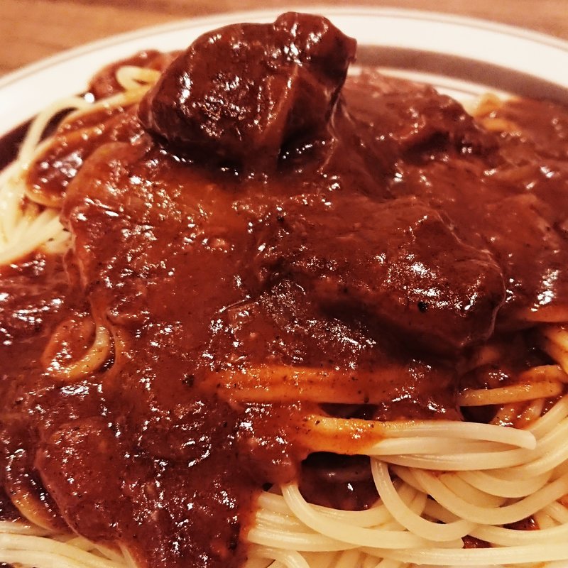 牛肉と玉葱のピリ辛煮込 スパゲッティ添え(ドイツ ビアハウス ハンブルク)