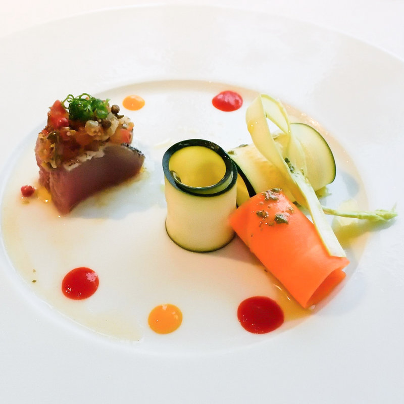 鰹の温かいカルパッチョ 夏野菜と3色のソース(星野リゾート ウトコ オーベルジュ＆スパ （【旧店名】UTOCO Deep Sea Therapy CENTER ＆ HOTEL）)