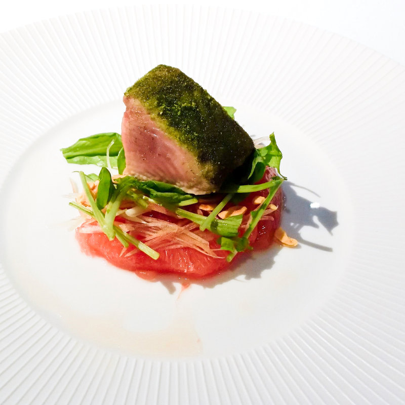 鰹のペルシャード焼き グレープフルーツと茗荷のサラダ添え(星野リゾート ウトコ オーベルジュ＆スパ （【旧店名】UTOCO Deep Sea Therapy CENTER ＆ HOTEL）)
