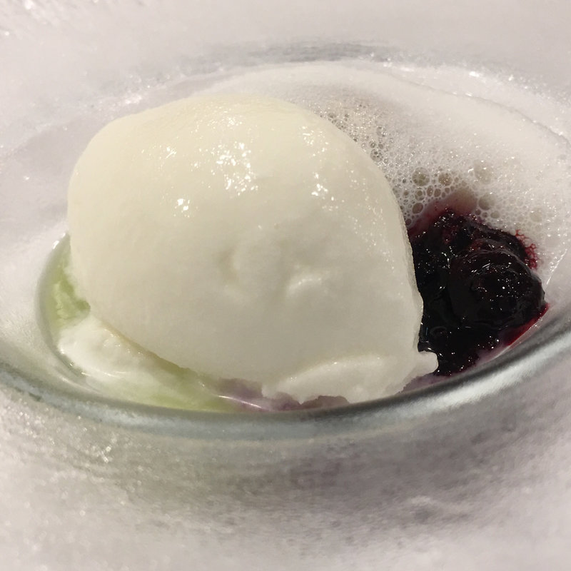 蕎麦の白玉 ローズマリーのアイス 緑茶のソース ブルーベリーのコンフィチュール(ルシエル)