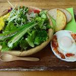 夏野菜サラダ＆アマトリーチャのエッグスラット ベーコンと玉ねぎのピリ辛トマトソース