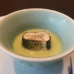 鮎とその肝と骨のムースの腸詰め 枝豆と竹葉青のスープ