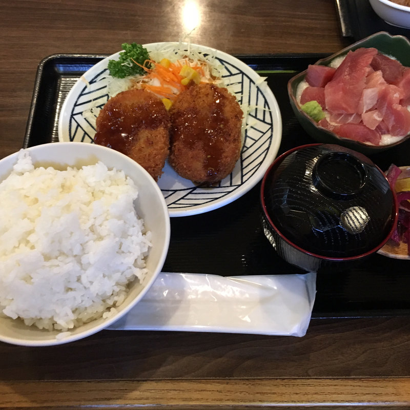 Bセット(日替わり定食、マグロぶつやまかけ、コロッケ2個)(すし食堂　おはん )
