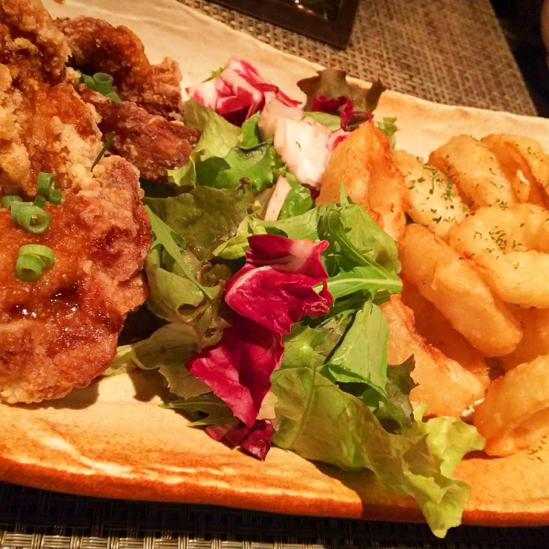 唐揚げとフライドオニオン(happy dining cLover （ハッピーダイニング クローバー）)