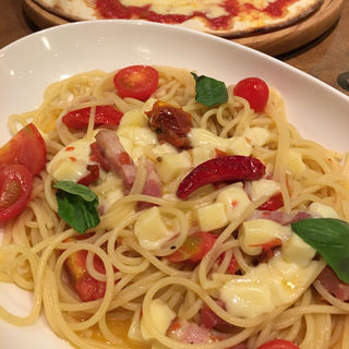3種トマトとモッツァレラチーズのペペロンチーノ ジョリーパスタ 伊丹店 の口コミ一覧 おいしい一皿が集まるグルメコミュニティサービス Sarah