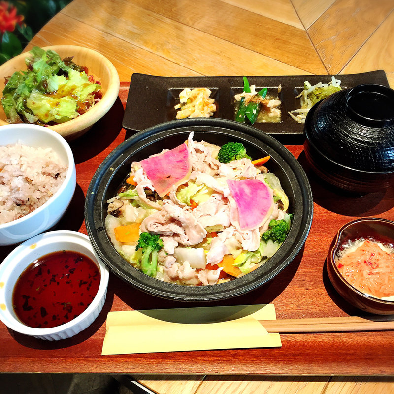 一汁六菜　四元豚とたっぷり野菜のあっさりタジン蒸し(ジャンブーカ （Jambuka）)