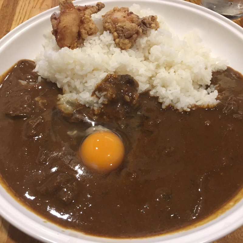 ビーフカレー、唐揚げ、生卵トッピング(カレーハウス KEN)