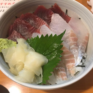 本日のおすすめ（さくら鱒とマグロ丼）(魚河岸三代目 千秋)