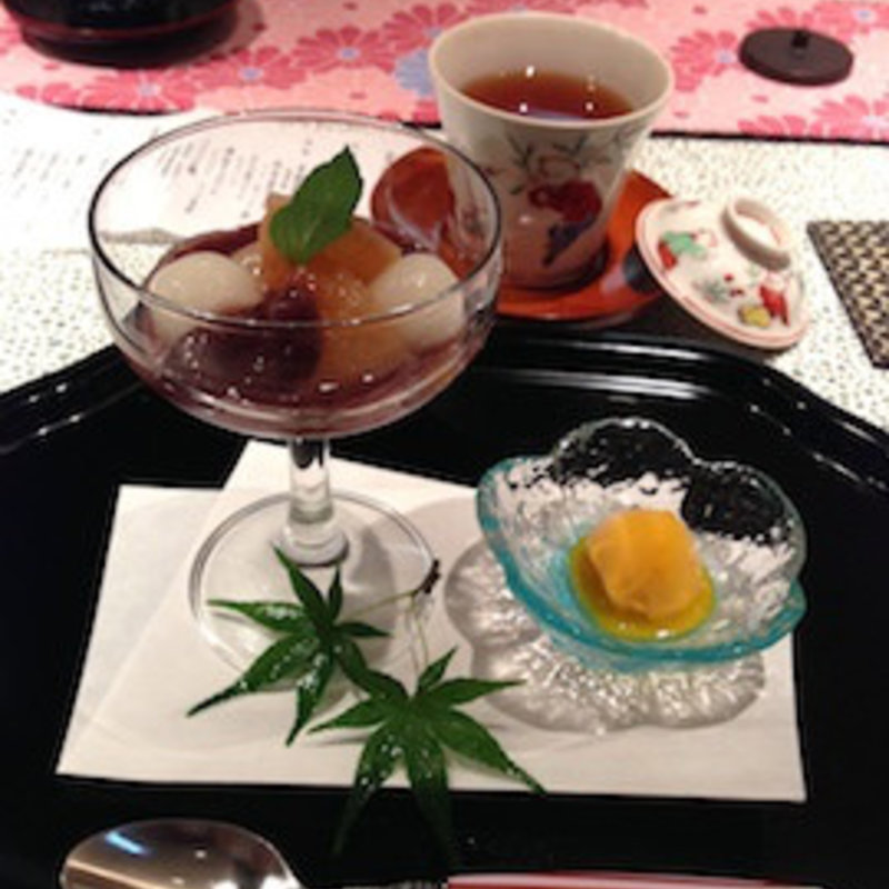 白桃と白玉の冷やしぜんざい　マンゴーシャーベット添え　伊勢の和紅茶を添えて(菊坂 )