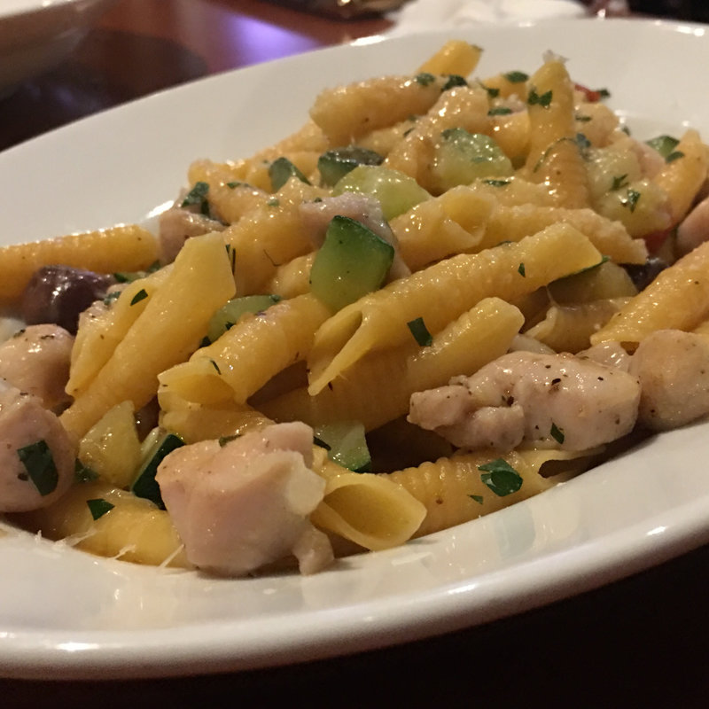 伊産うさぎと黒オリーブを軽く煮込んだソースのガルガネッリ(トラットリア ダディーニ)