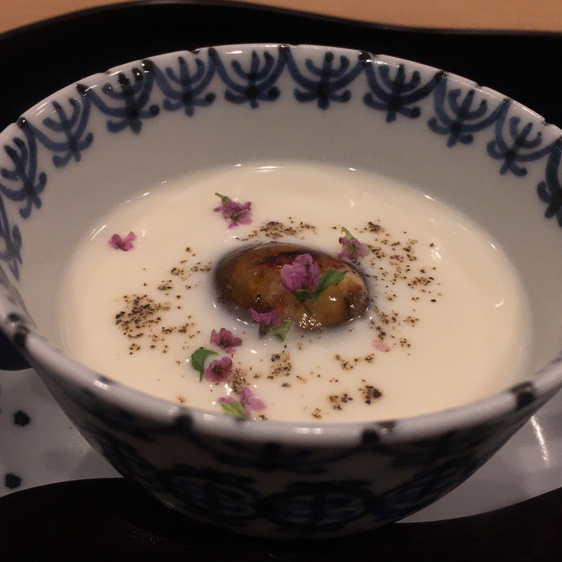 ジャガイモと清湯のすり流し 鰻とフォンドボーのゼリー寄せ 花穂紫蘇 黒胡椒(の弥七)