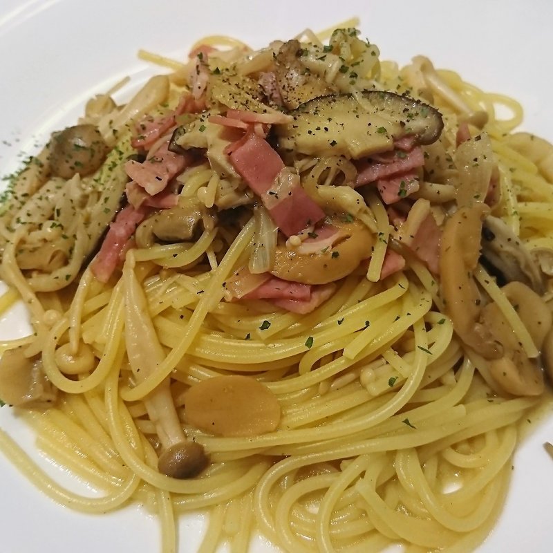 きのことベーコンのバター醤油パスタ(マンジャーレ )