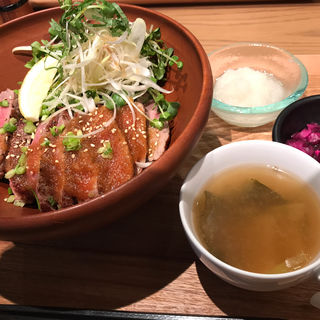 ステーキ丼(ルームラックスカフェ)