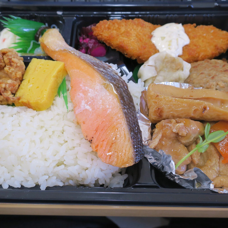 シャケ入り幕の内デラックス(ダイナマイトキッチン )