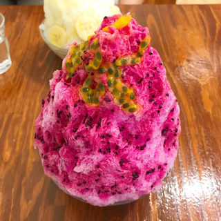 レッドピタヤとパッションフルーツのかき氷(山口果物 （ヤマグチクダモノ）)